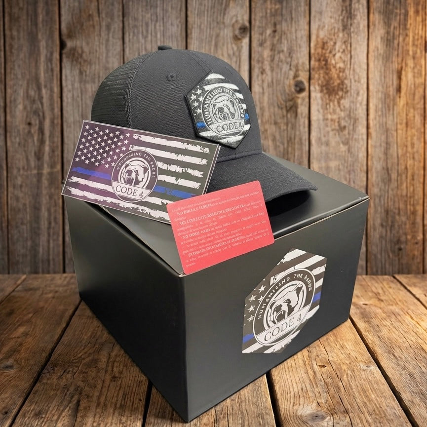 Gorra Código 4 – Edición Premium Línea Azul (Caja + Stickers Incluidos