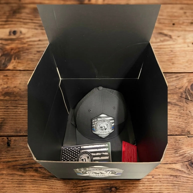 Gorra Código 4 – Edición Premium Línea Azul (Caja + Stickers Incluidos