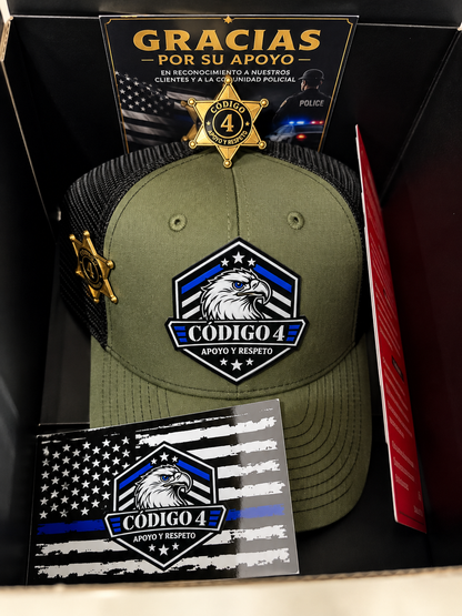 Kit Gorra Código 4 Premium Pin + 3 Tarjetas rojas + 2 Stickers