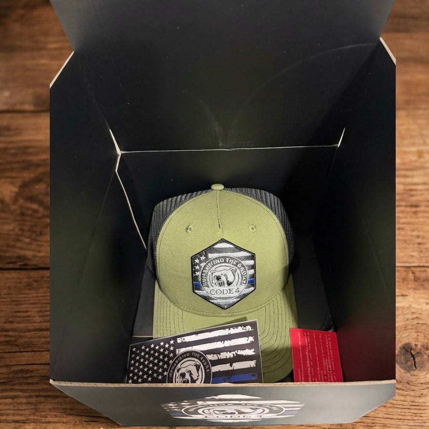 Gorra Código 4 – Edición Premium Línea Azul (Caja + Stickers Incluidos)