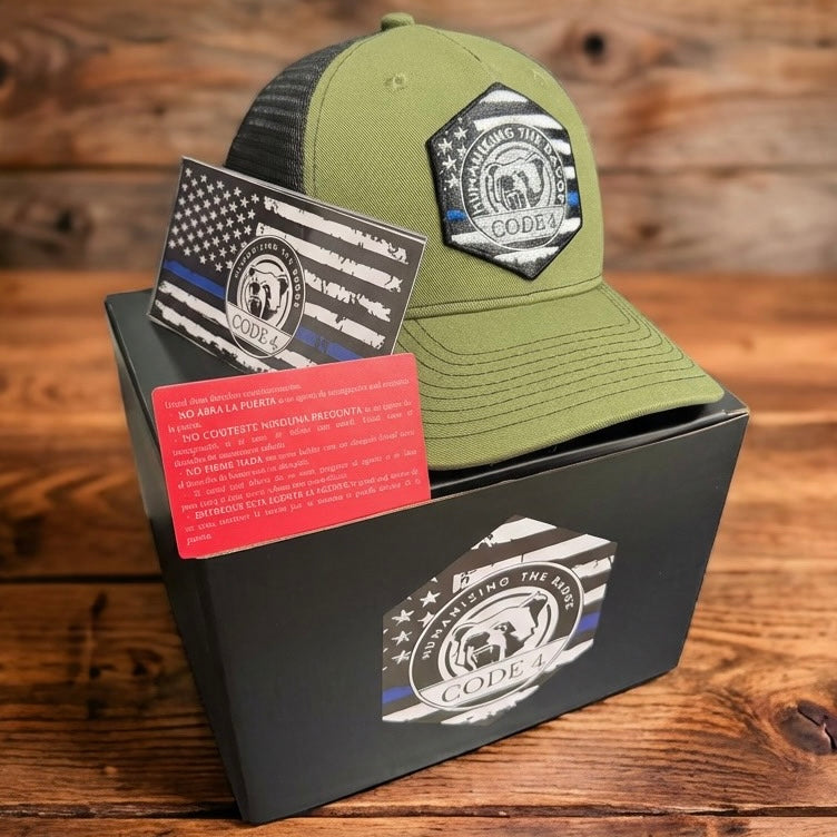 Gorra Código 4 – Edición Premium Línea Azul (Caja + Stickers Incluidos)