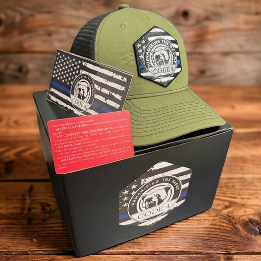 Gorra Código 4 – Edición Premium Línea Azul (Caja + Stickers Incluidos)