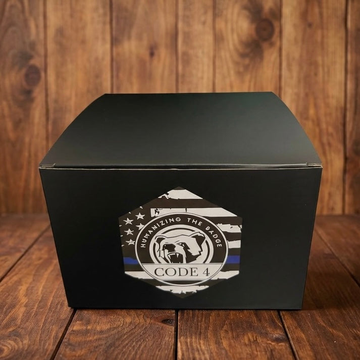 Gorra Código 4 – Edición Premium Línea Azul (Caja + Stickers Incluidos)