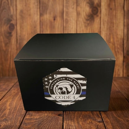 Gorra Código 4 – Edición Premium Línea Azul (Caja + Stickers Incluidos
