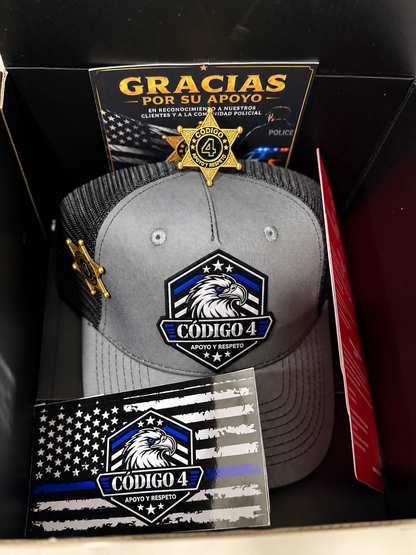 Kit Gorra Código 4 Premium Pin + 3 Tarjetas rojas + 2 Stickers