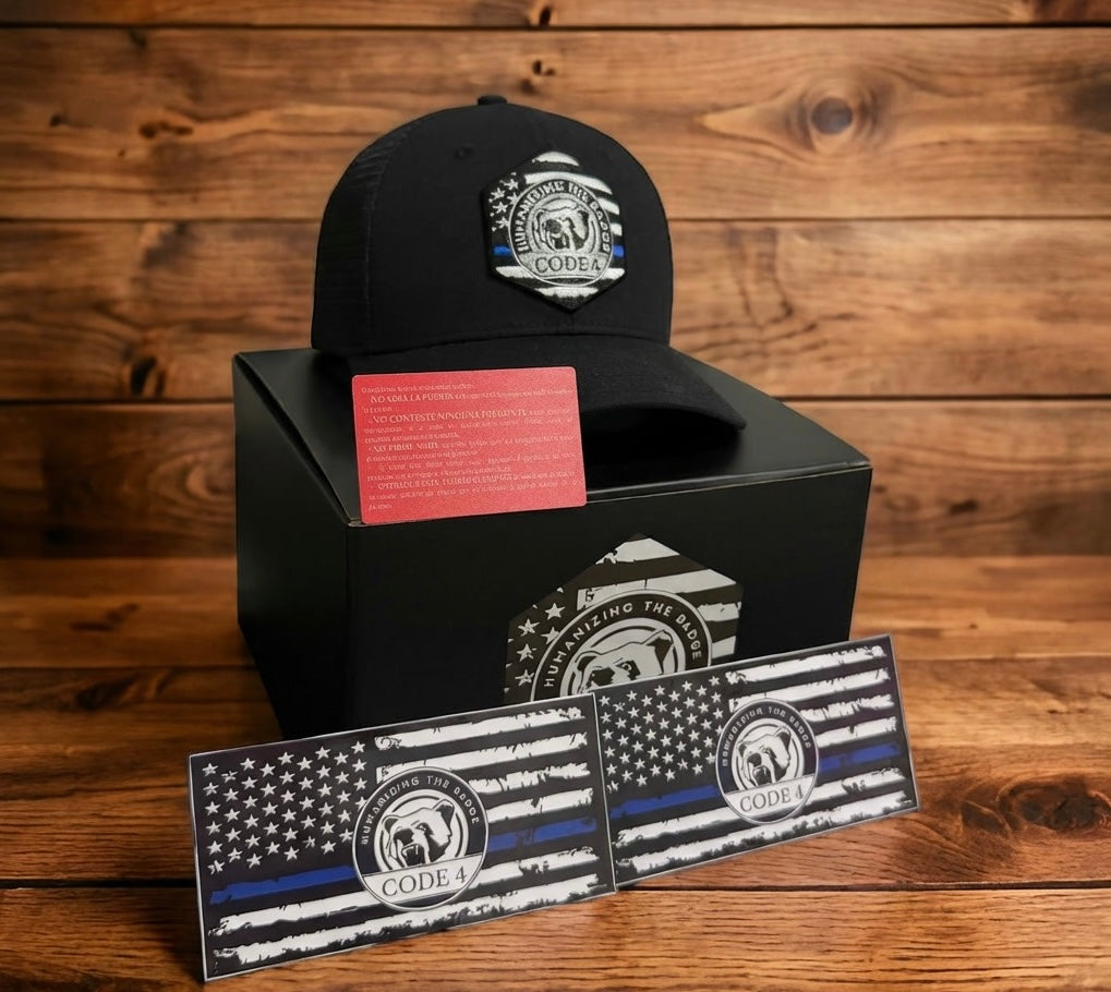 Gorra Código 4 – Edición Premium Línea Azul (Caja + Stickers Incluidos