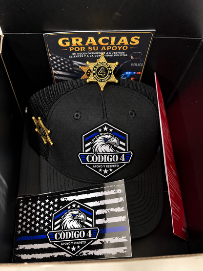 Kit Gorra Código 4 Premium Pin + 3 Tarjetas rojas + 2 Stickers