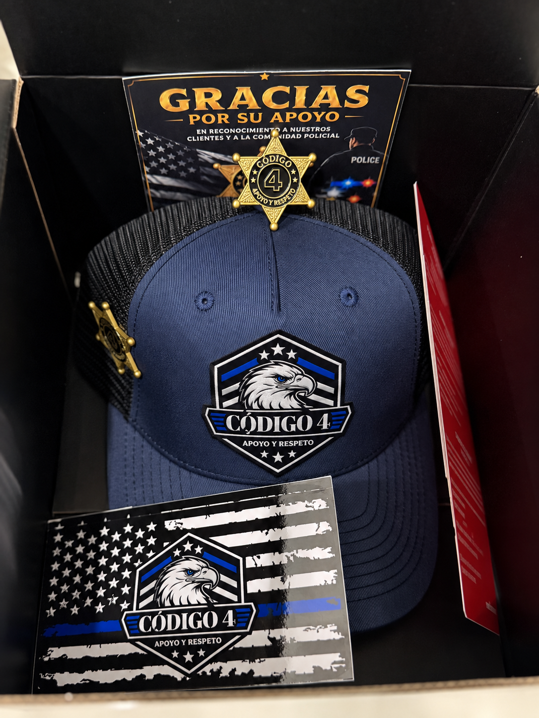 Kit Gorra Código 4 Premium Pin + 3 Tarjetas rojas + 2 Stickers